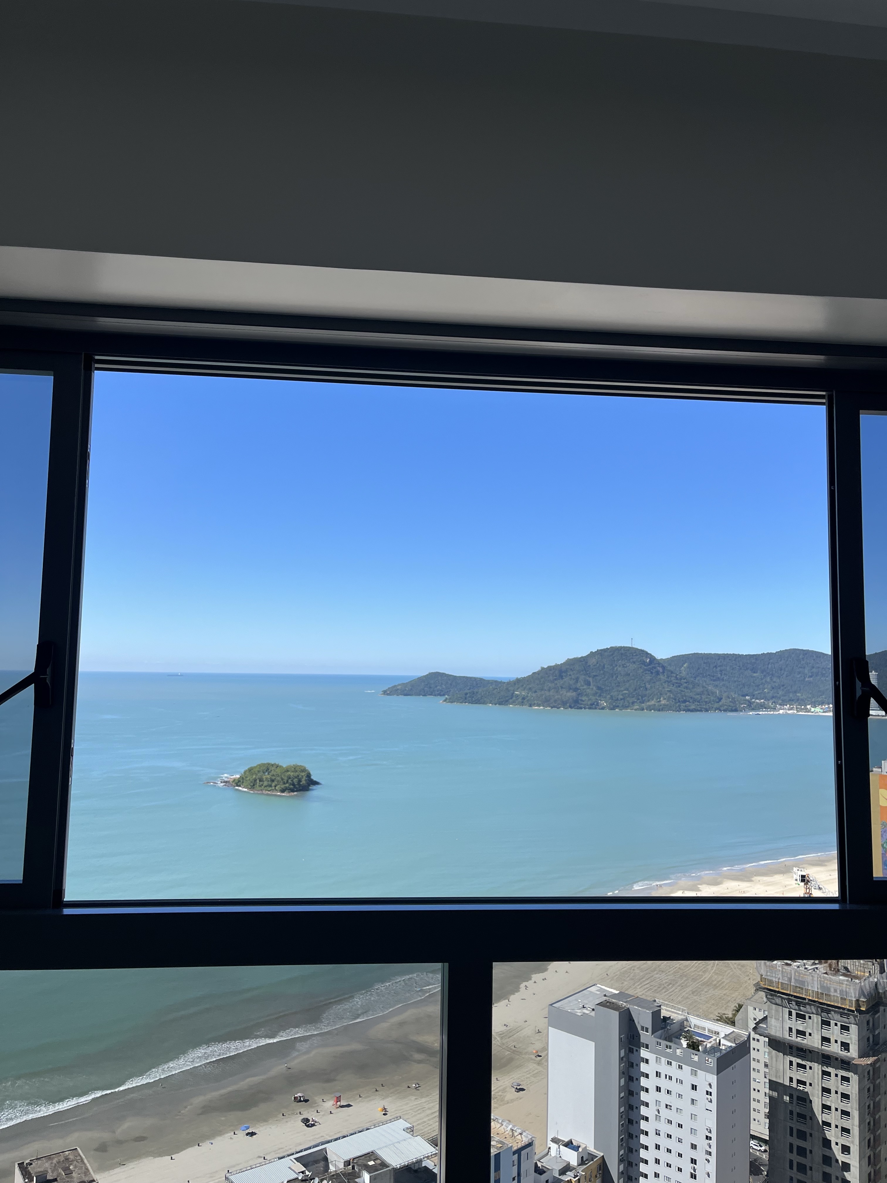 Vista frontal da unidade para a orla de Balneário Camboriú