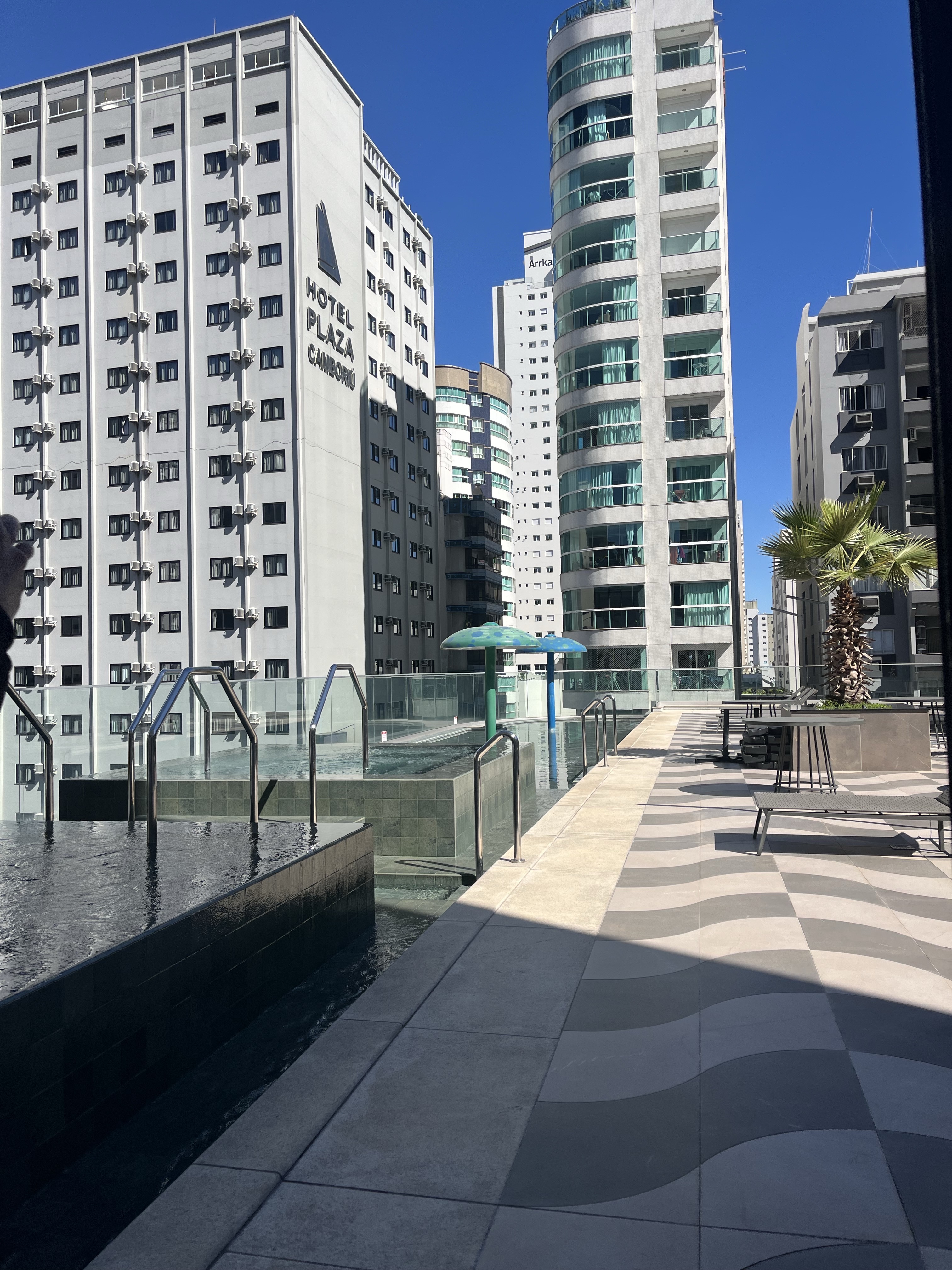 Piscina e solarium do edifício