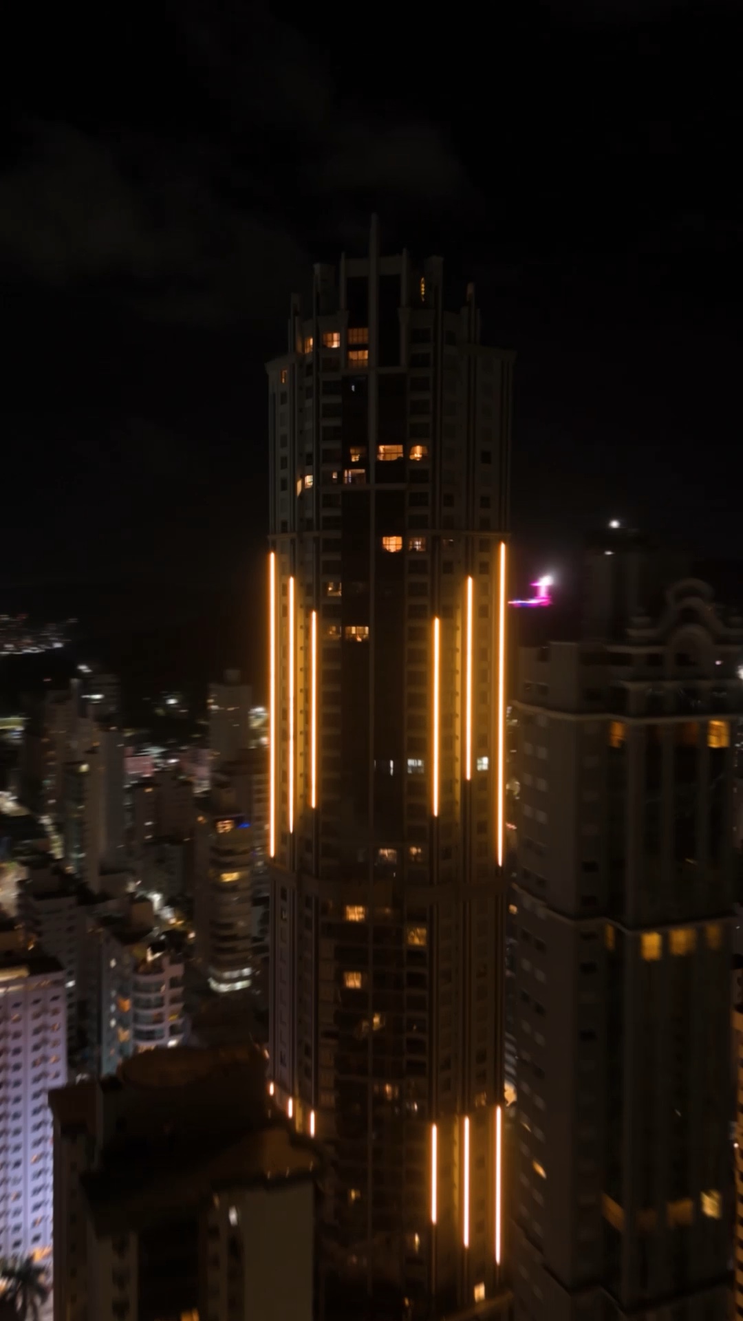 Edifício New York iluminado no skyline noturno